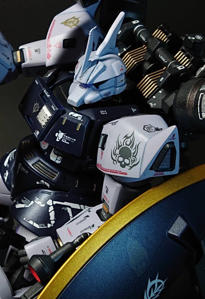 上半身アップで。デカールやエッチングパーツと共に排熱ダクトも各所に配置してディテール増やしてみました。