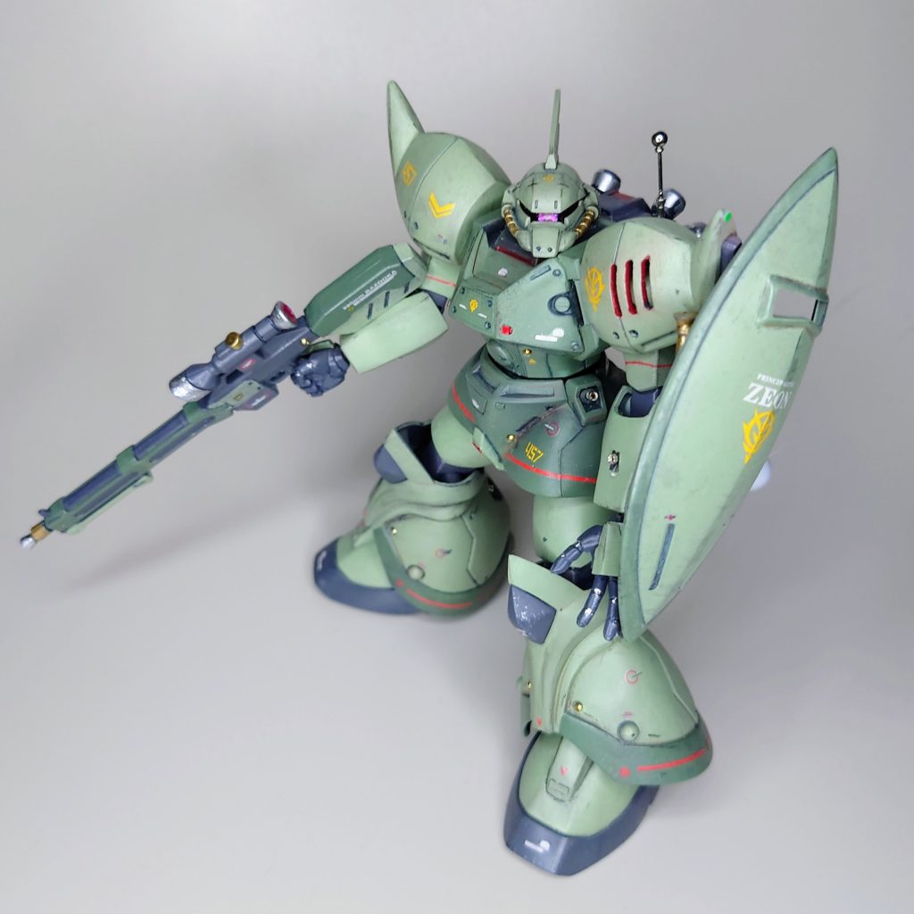 ゲルググマリーネのシールドを通常のゲルググ用シールドに持ち替え、マシンガンもJ型用のビームマシンガンに持ち替えることで攻防ともに強化「射撃戦」をうたっていますがビームナギナタも装備し、スラスターも大型化して機動性もアップしています言うなれば、シーマ様専用機の廉価版です主に接近戦装備型とチームで運用するってボク設定