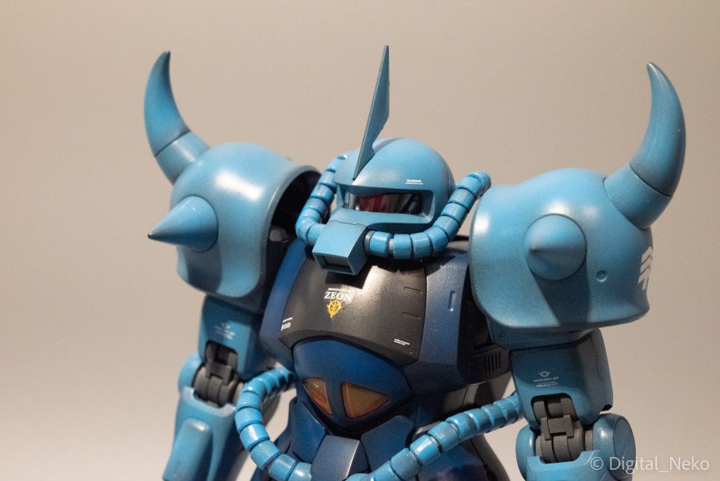 モノアイは蛍光ピンクで塗装。