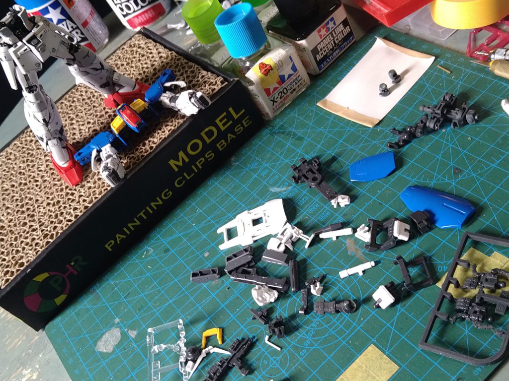 毎度のことですがBGM代わりにアニメやドラマを流し見しながらのガンプラタイム。