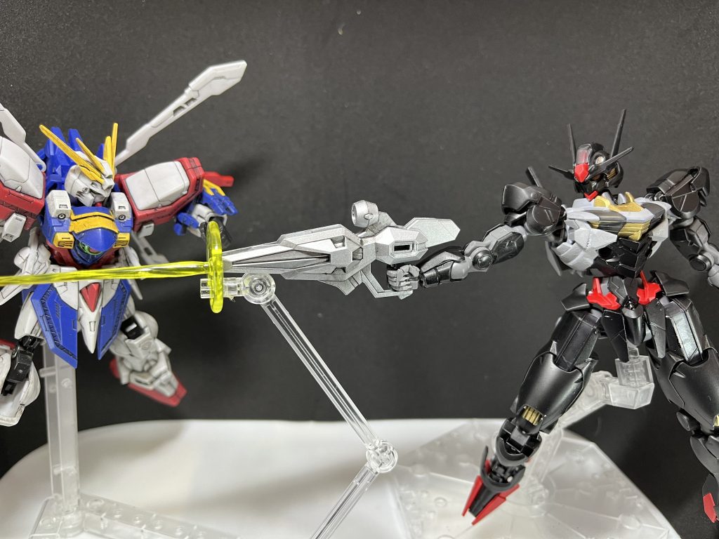 スレッタ『折角助かった命なのに…逃げたら1つ、進めば何も手に入らず死んじゃうのにドモン『キサマ、あの時のチェーンソーか！邪魔をするなっ！立ちはだかるならゴッドガンダムで相手になる！スレッタ『ふふっ、新品の機体で意気揚々と出てきてボロボロにされる、横恋慕さんを思い出しちゃいますね❤️