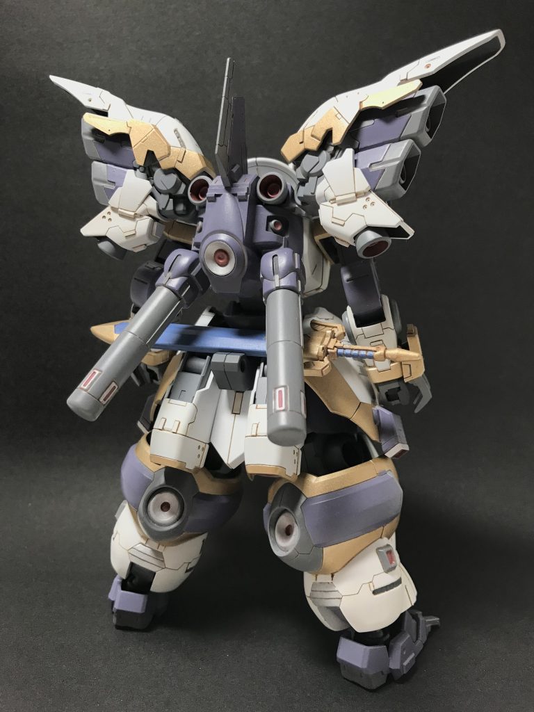 後ろの方が情報量多目ですね。腰の剣はジャスティスナイトのをほとんどそのまま使いました。拾ったり、もらったりした感を出したくて本体には使ってない色にしました。聖剣といえば拾うかもらうイメージですよね笑