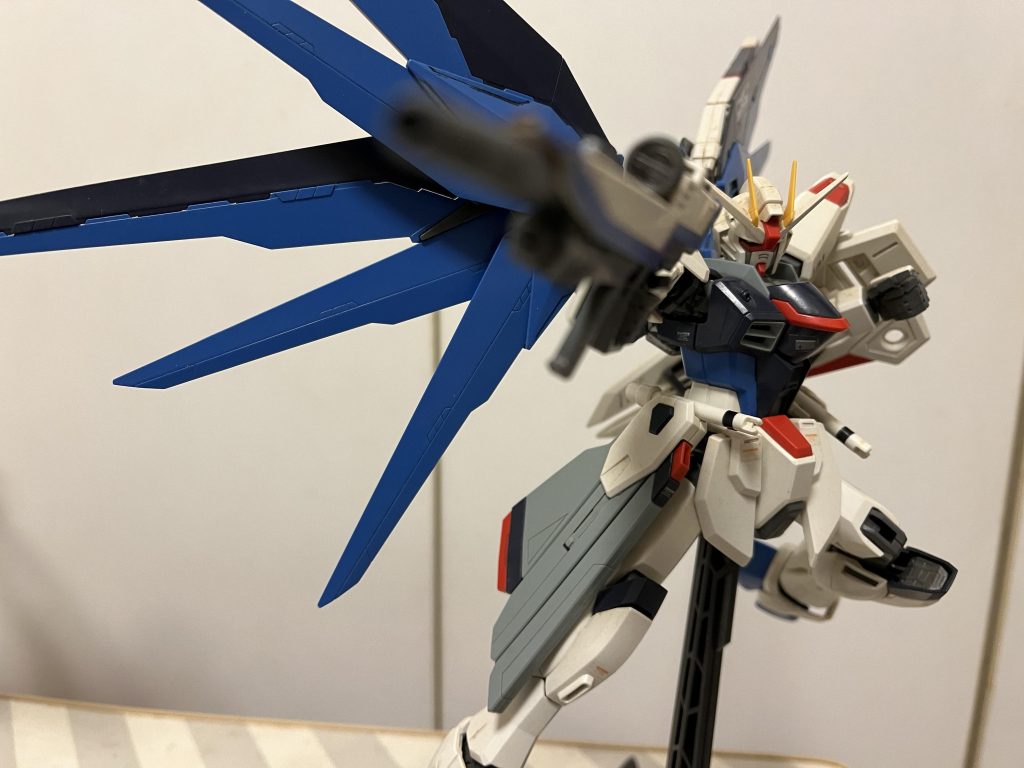 当時は肘と膝が180度曲がることに大感動してたこのフリーダムも、今動かしてみると結構キツイですねw今のHGの方が動きますもんね。SEEDポーズも窮屈で笑ってしもた。