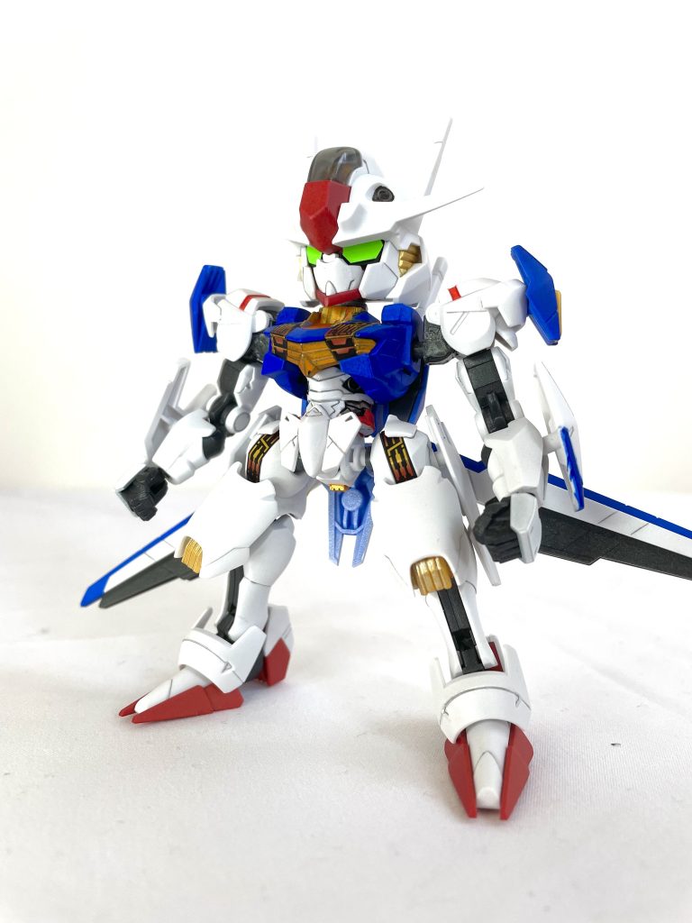 各関節をHGに変更し、SDのシルエットに合うように短縮、延長をしました。