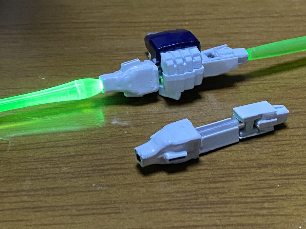 ビームサーベルはミライトにカバーを被せる感じ。パーツを綺麗に仕上げるのが難しくて、この後も何回もヤスリがけしたりサフを吹き直した歴史があったようななかったような。黒歴史は封印されました。