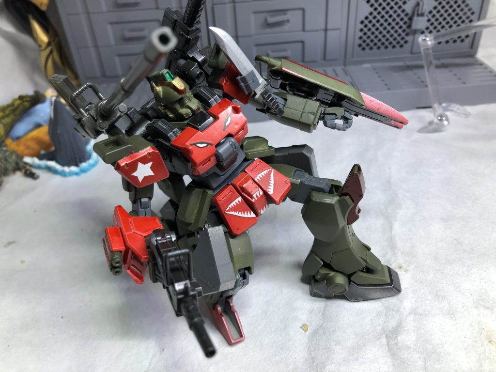 武装はバックパックにEz-SRの180mmキャノンと境界戦機のグレネード右腕にビームサーベル、左手に刺突武器として使える小型シールド、左肩にナイフ、太ももにハンドガンホルスターと武装モリモリ！ミリタリー感増していたら嬉しいです