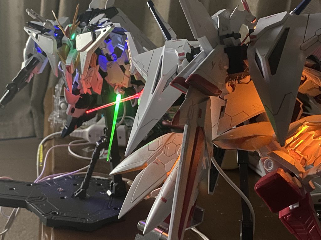 劇中の鍔迫り合い(と言っていいのか?)シーンの再現ガンダムもどきを電飾させているのであれば、ペネロペーも電飾させているのだろう?と思ったそこの潔い男。俺はやりやがったってことだ!ビームサーベルはミライトを使用。本体とは関係なく発光させられます。