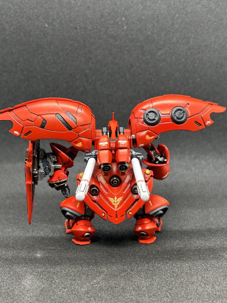 大佐専用機なんで、高機動にするためにバックパック、各部バーニアの増設、それに伴いプロペラントタンクも制作しました。羽の外側も削ってシナンジュっぽくしてます。