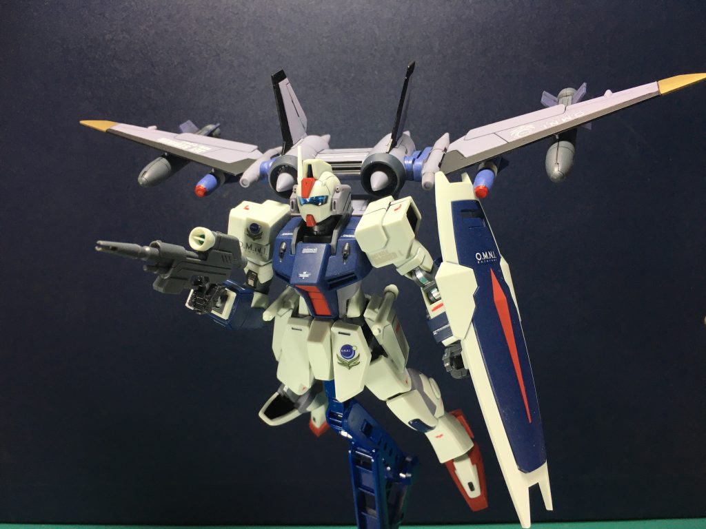 　ビームカービンはせっかくトリガーガードがあるのに指がかからないのでビルダーズパーツHD「MSハンド03(連邦系・Sサイズ)」を使用して固定。グリップの後ろを削り込んでます。