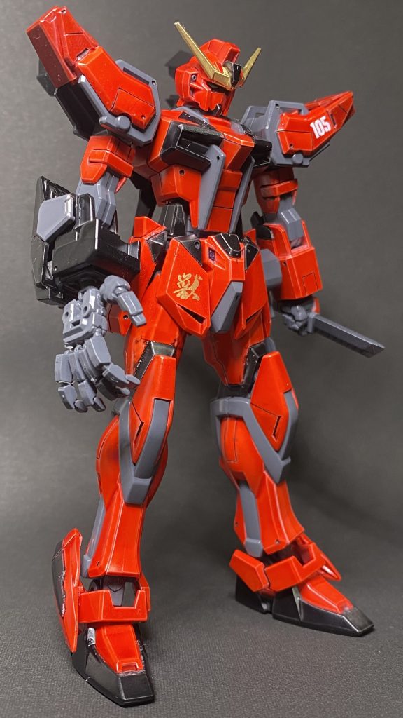 自分は左右非対称や白兵戦専用機体などが好きなので、右手を1/100ハンドパーツに取り換えて、異形感を出してみました。
