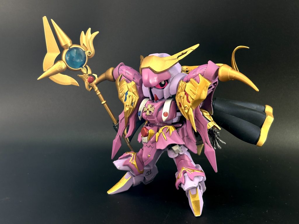 マントを翻した戦闘モード。バックパックに付いていた胸パーツとマントを付け替えます。マントは全てバックパックに取り付け可能!