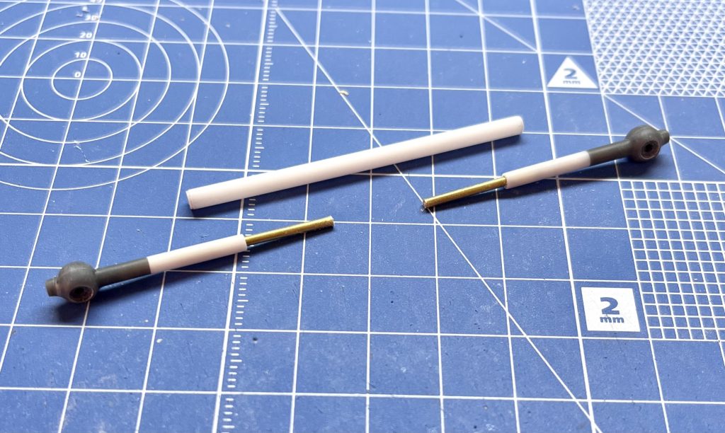 ジョイントパーツ・プラ棒・真鍮線・Hアイズを使って制作しました🛠