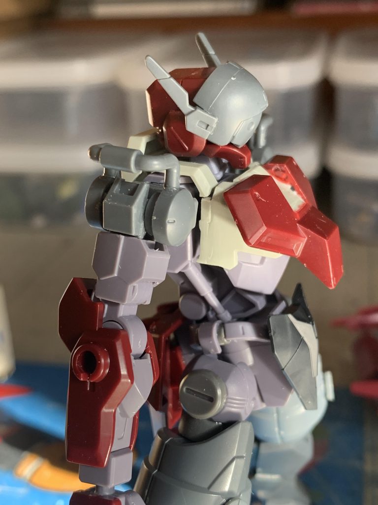 肩パーツを30MMのパーツで作り直しました。軽量化したという事で、関節剥き身風に。脇下の外装も削って省略。ちなみに獅電の頭に30MMカスタマイズベッドのパーツを接続は無加工ではめています。