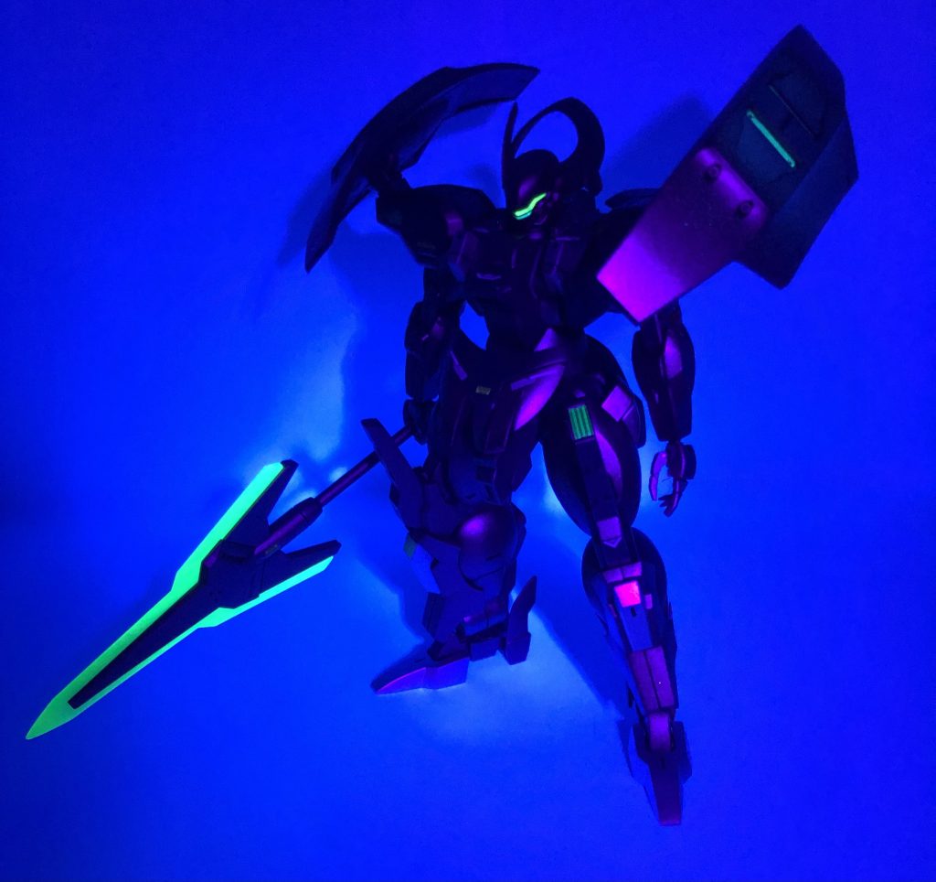 今回のビコーン✨分かりにくいですが、シェルユニットもうっすら発光してます✨一応メインカメラはイエローとグリーン2色の蛍光塗料で塗り分けたんですが、発光するとほとんど分かりません😭そして…