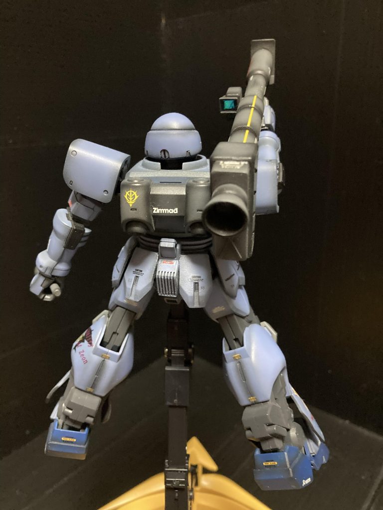 バズーカ肩掛け後ろ