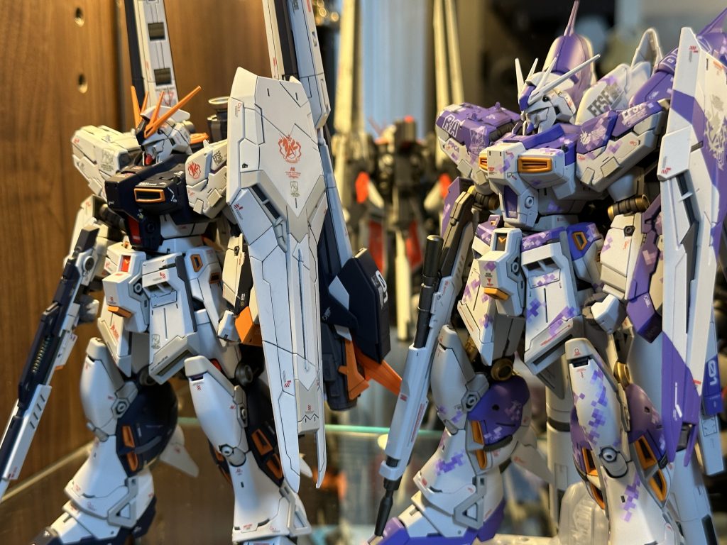 以前作ったRGハイニューと並べて。だいぶ印象が変わりますね。実はもう一体間違えて発注したキットがあるのですが、こちらも塗ってみたいカラースキームがあるのでそのうち作って塗装します。
