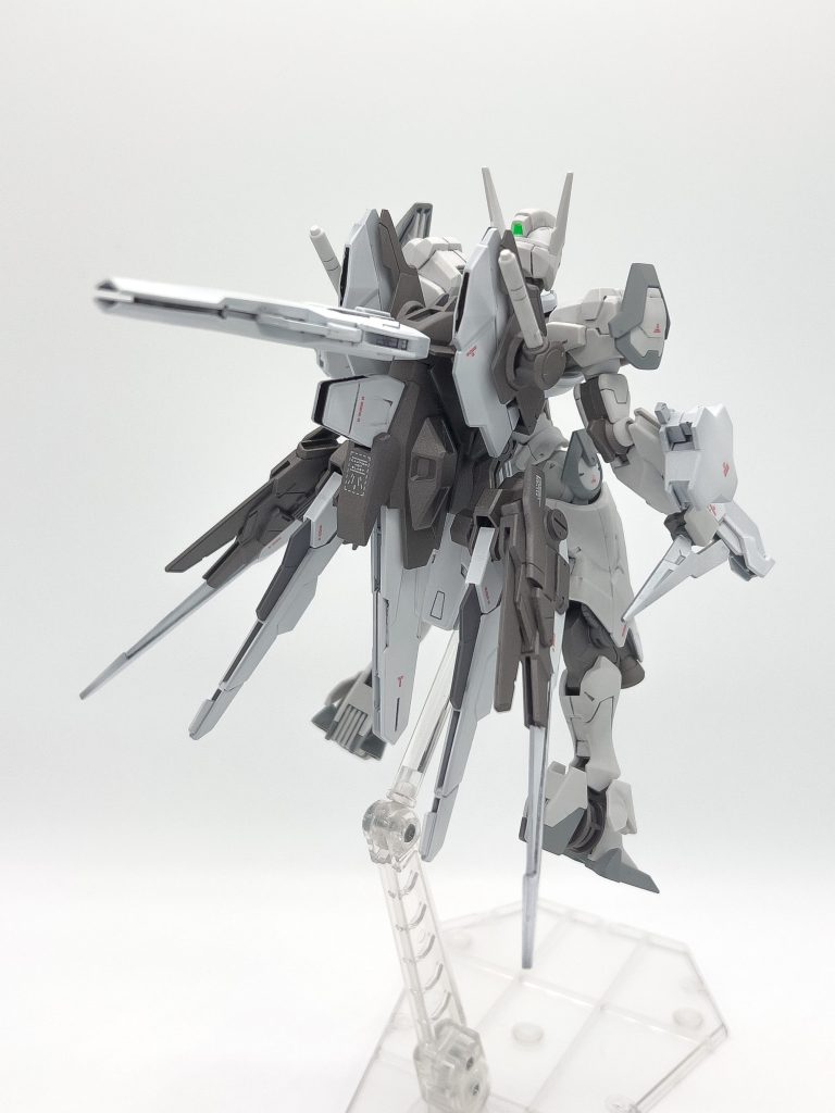 ビットオンフォームセイバーはシールドと同じくガンビットに分離、バックパックと両腕に装着できます。より機動力が高く見えるように放射状に広がるシルエットにしてみました。なお、キット付属のレシーバーガンはバックパックの一部として固定・オミットしています。