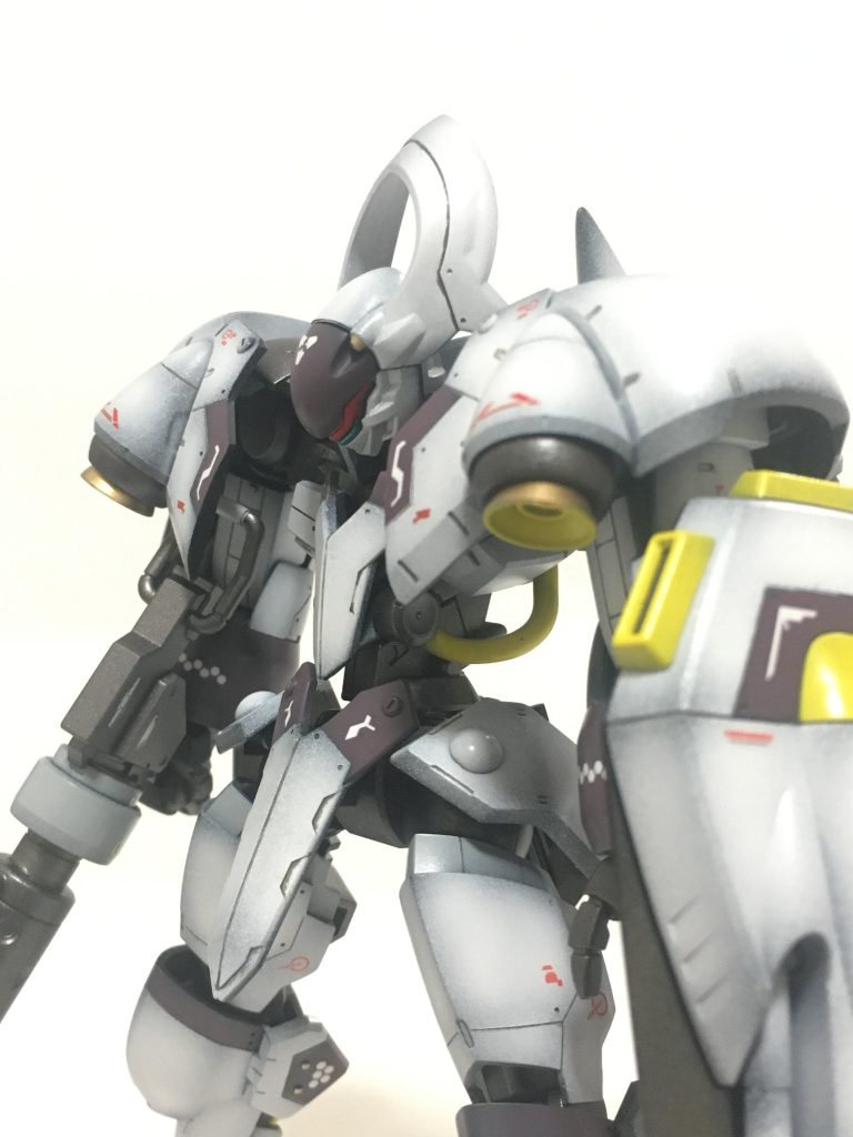 バストアップ。色々迷った末のカラーリングでしたが、納得のいくものになって良かったと思います。カラーレシピですが、サフはエヴォブラック、白はガイアのEXホワイト、紫っぽいのはマスオマルーン、グレーはマスオウォームグレー（肘、ふくらはぎ下部の塗り分け）、黄色はキアライエロー、金はミスターカラーのゴールドを使用しています。個人的には頭部の塗り分けが気に入っています。