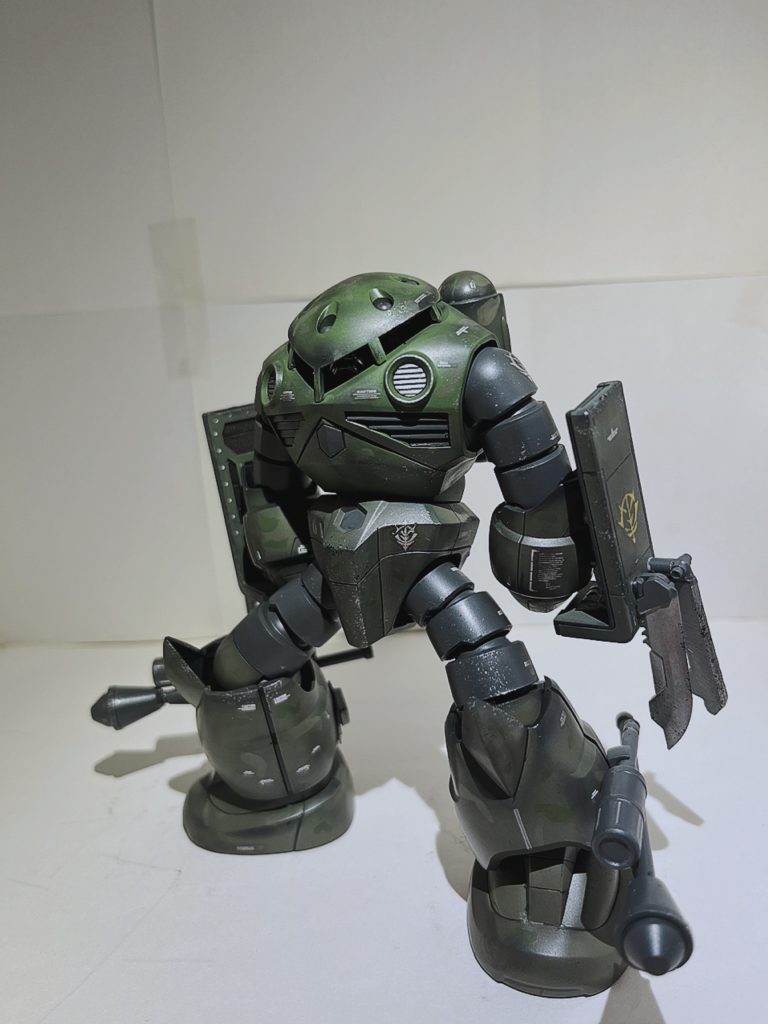 まずは、素立ち今回のズゴックは作っていたジオラマに合うように塗装したのでこのような色になりました。😄