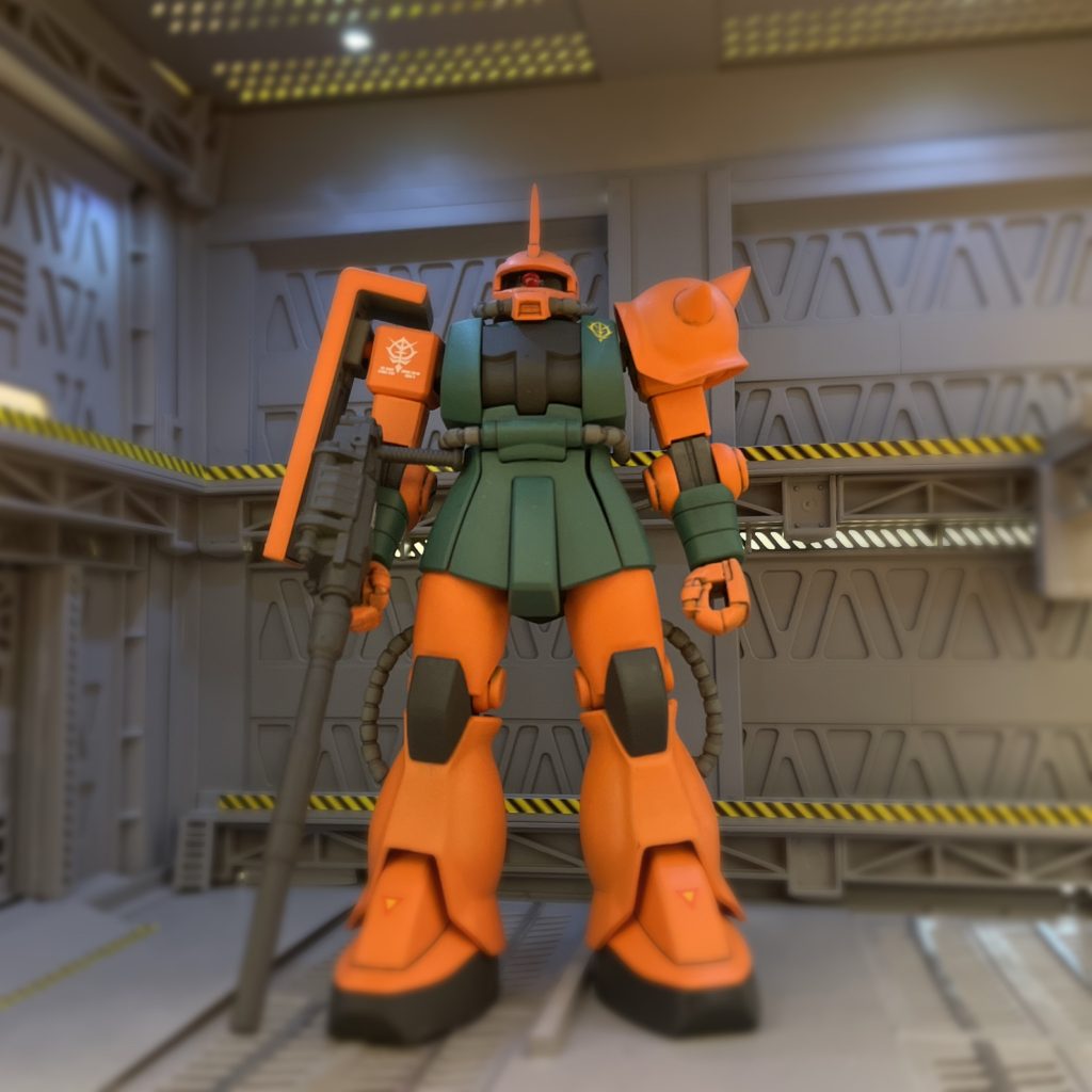 胴体部はアサヒペンクリエイティブカラークラシックグリーン、頭部・腕部・脚部はサンフラワーを使用しました。パープルヘアーのガルマには地味目な成形色よりこれ位明るいカラーの方が似合うと思いこのカラーを選びました。