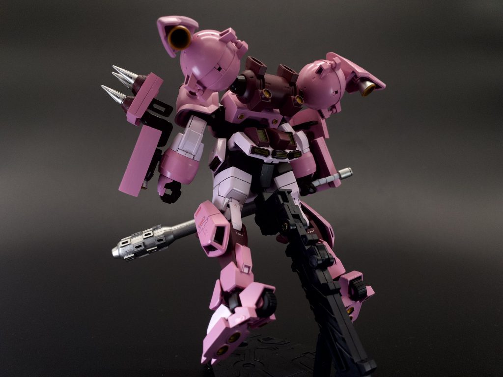 また背部には機動力向上のため、新たにプロペラントタンクと大型のスラスターを増設し、腰部にはラジエーターとスラスターが増設されています!