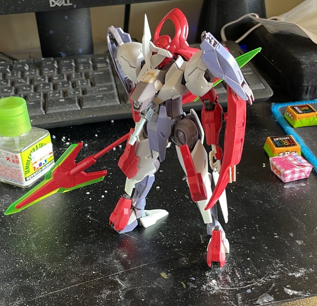 最初の形状に盾に真鍮線を切って作った連装砲と、胸部下部にジムカスタムのビームサーベルとパワアム、ビルダーズパーツを使用して制作した対人、対車両用機銃と、足首のつま先にダリルバルデのビームサーベル腕をパワアムで接続。かかとにはダリルバルデのつま先を接着しました。