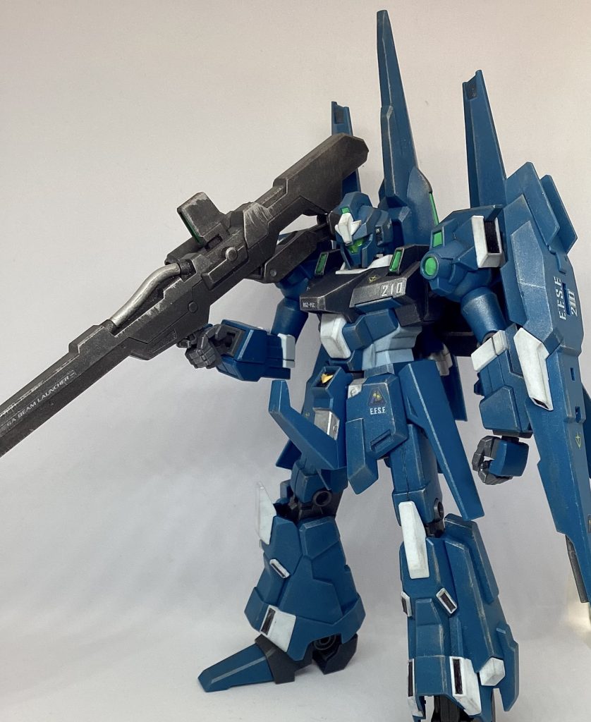 フロントアーマーと股間(?)部分と頭部バルカン、メガランチャーのパイプをシルバーでガンマカ塗装、メガランチャー全体と関節部分をガンメタでガンマカ塗装。各部白いバーニア内側スミ入れ。全体にドライブラシ。ツヤ消しトップコート仕上げ。