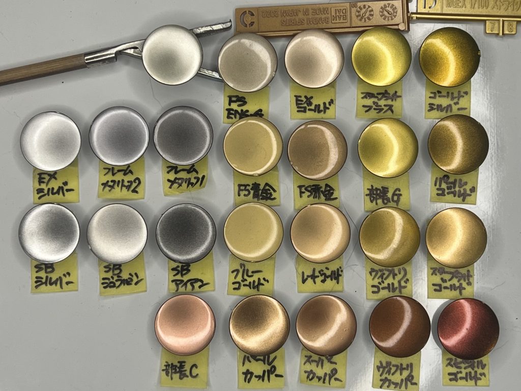 これを機に金塗料のテストピース作りました。100均のマグネットに塗ってます