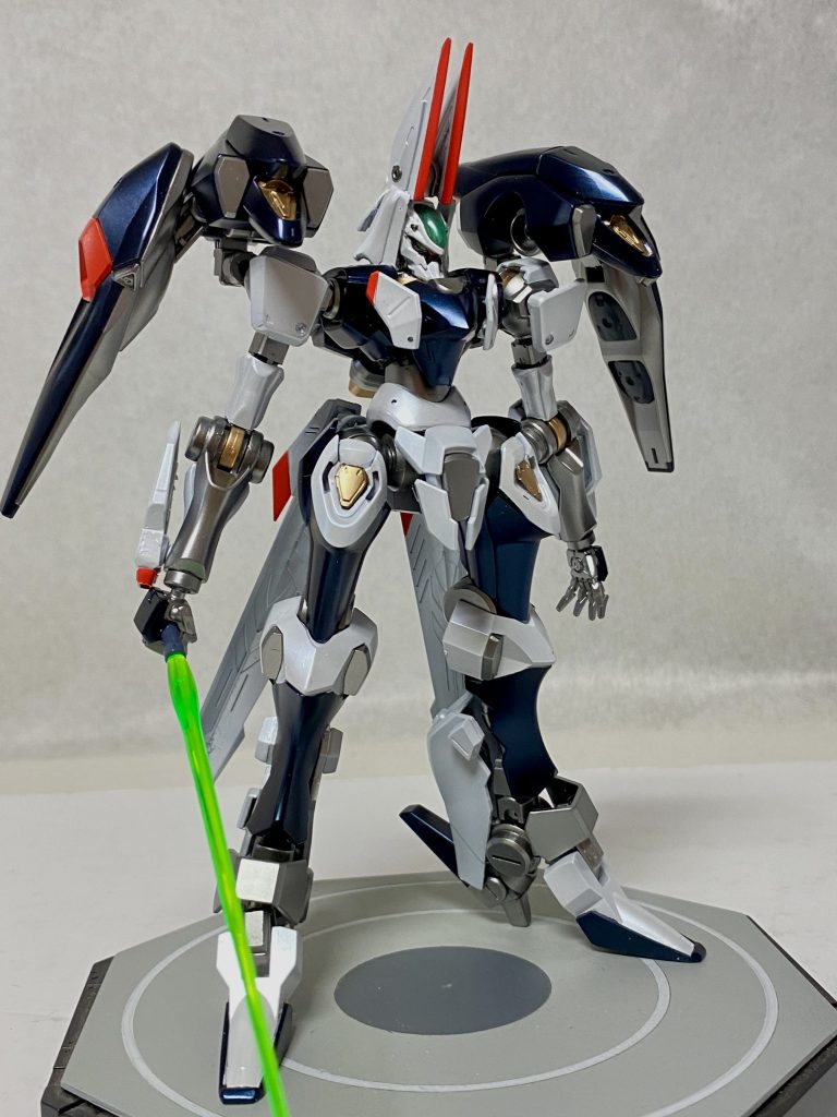 塗装完了、最終仕上げ直前。かなり永野メカっぽかったのでカラーリングを今回もファイブスター物語のメカから。ゲートシオン・マーク2風のカラーリングに。余談ですが多分、ガットブロゥがめちゃくちゃ似合うと思います。