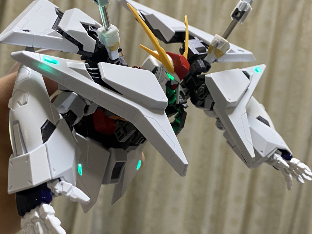 LEDの点灯テストとビームサーベル整形の途中段階。あ、手のひらの肉抜きもパテで埋めておりました👐🏻