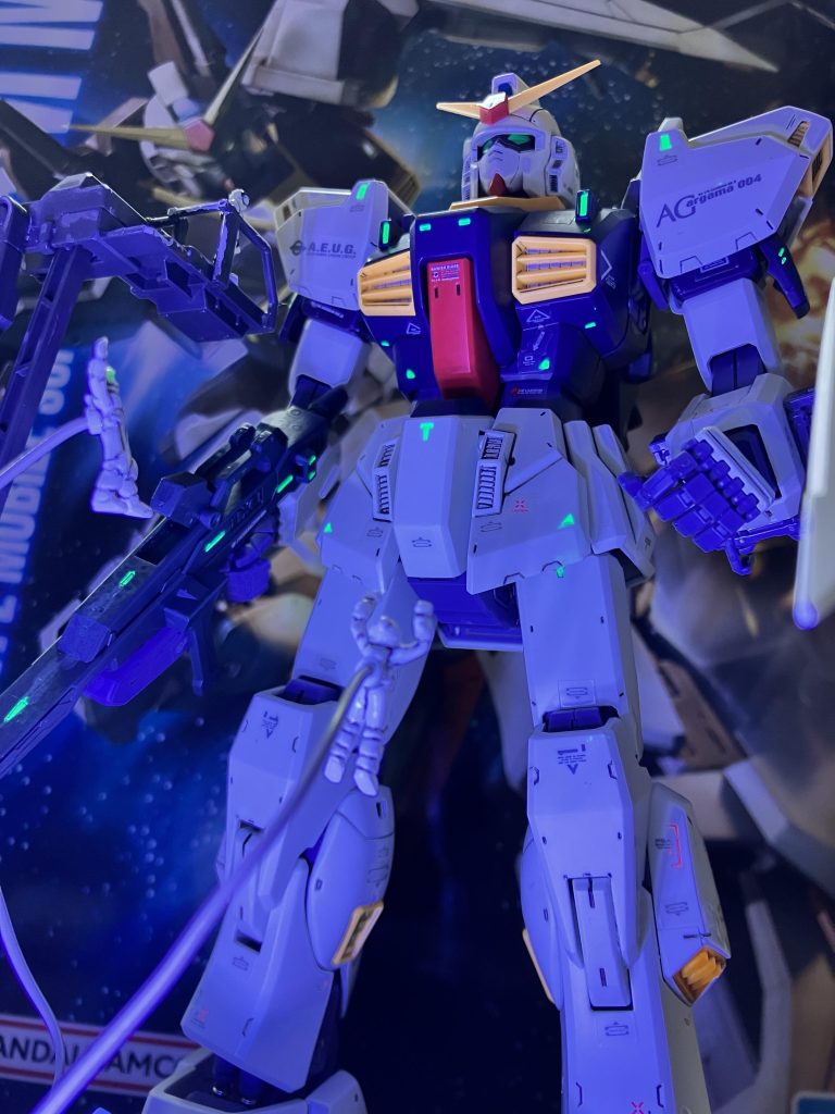 ブラックライトが反応。蛍光インクのボールペン強し。