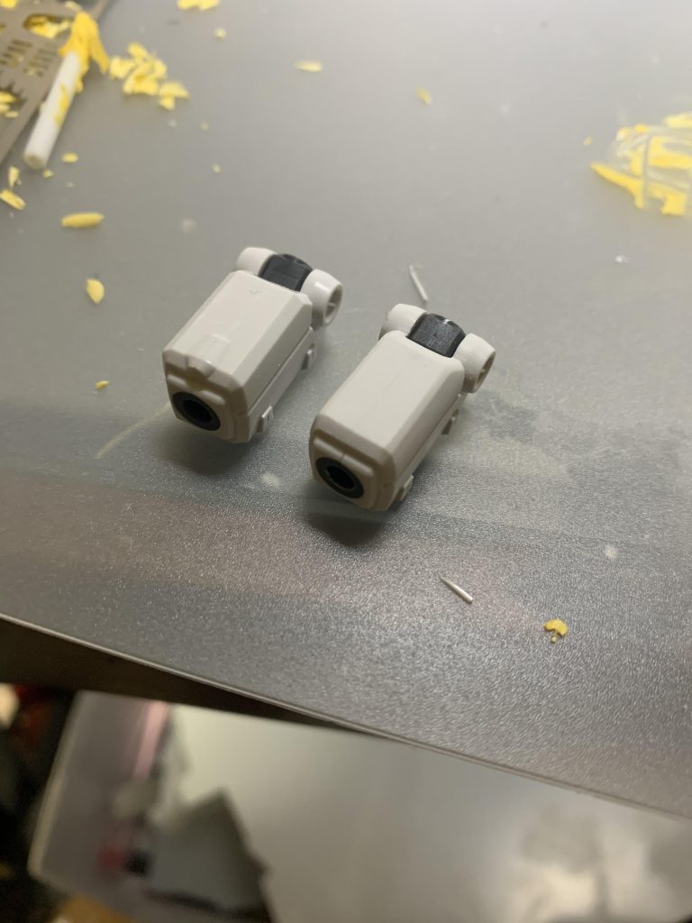 腕はC面が太すぎて野暮ったく感じたので、左右から削り込んで細くしました。