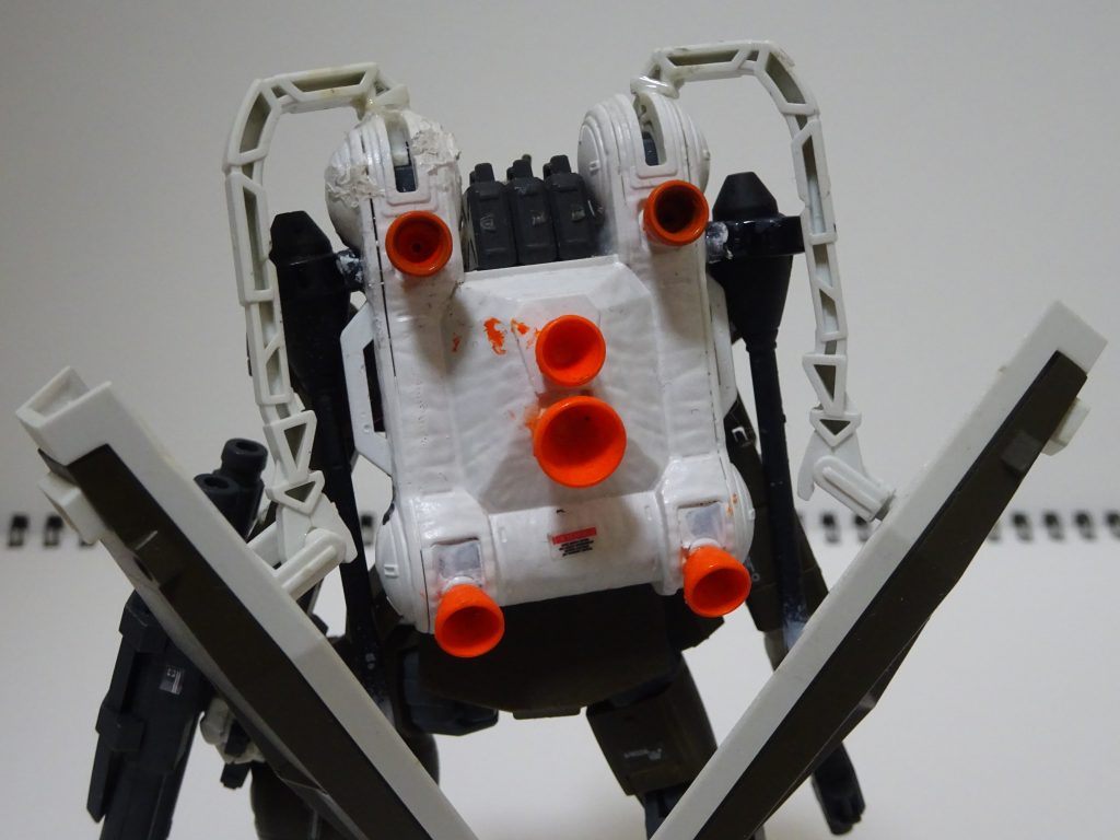 バックパックはサンボルジムから。バックパック本体は白色に塗って、スラスターはタミヤカラーのピュアオレンジ。白は百均のスプレー。