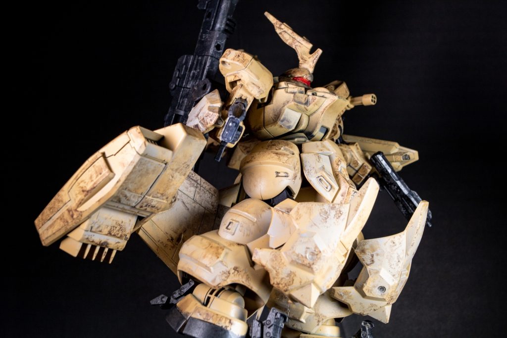 重量ながらも飛行できるように背面にジェットを搭載。これによりディランザに機動力を与えました