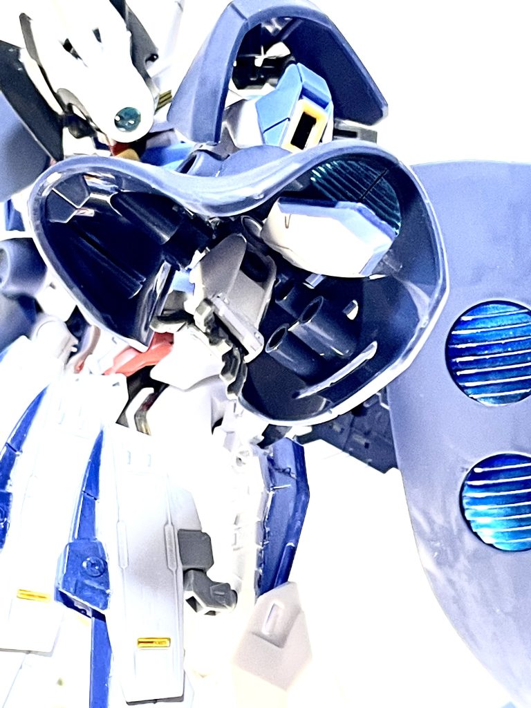 両袖は見かけよりも手首・前腕の可動を阻害しない作りだが、両前腕にあったガンビットはスリーブ側に接続している。この状態でも本体からの補給が可能。