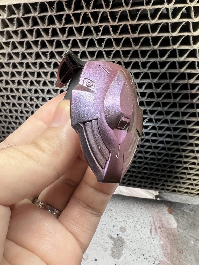 写真ではわかりにくいですが、光に当てると若干偏光して青白くなります。