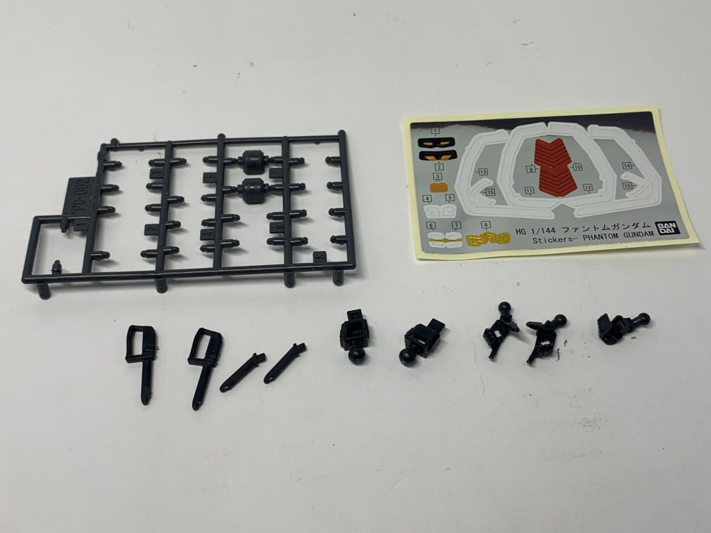 最後にシール類とHGUCクロスボーンガンダムの関節ランナーを流用しているため、そのパーツ類が余ります。組んでいての感想ですが、小柄な機体ながらも豊富なエフェクトパーツで迫力が増していてかなり映えますね。別シリーズの機体にはなりますがHGBF ビルドバーニングガンダムやトライバーニングガンダムなども同じような印象です。組んでいて楽しいキットでした。おすすめです！