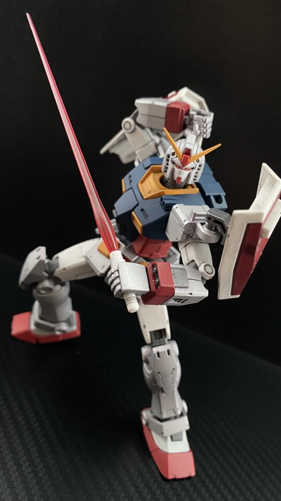 「このジャーナリストの原稿はこれですべてか」「はい大佐」　多くの調度品が並ぶ部屋、その部屋の中、一際目を引く大きな黒檀の机の上に広げた紙の束を脇に寄せながら、大佐と呼ばれた男は、レンズ越しにそのするどい目を戸口に立つ男に向ける。「今どき珍しく原稿をタイプライターで書く男のようで、一応、家捜しはしましたが、仮にまだあったとしても全て灰になっているものと思われます」　フンッ…、鼻を鳴らし、大佐と呼ばれた男は、机の端に備え付けられた小型モニターに目をやる。「〜昨夜未明に起きた、著名な軍事ジャーナリストの自宅兼オフィスの、ガス漏れが外因とされる爆発事故について、新たな〜」　派手にやったな。その声に、戸口に立つ男を言う。「彼はどうやらヘビースモーカーだったようで、…大佐も寝タバコには気をつけてください」「フンッ…、私はタバコはやらんよ」　そう言って大佐と呼ばれた男は、葉巻に火をつける。　…まだ何かあるのか。戸口から動かない男に問う。「はい、この件でアナハイムから、内密に話がしたい。と」ドンッ！…部屋に重い音が響く。大佐と呼ばれた男が、その大きな手を机に叩き付けたのだ。「巫山戯るなッ、元々貴様らがリークした情報だろうがッ、…フンッ、まあいい、今後受領されるMSのこともある、適当に話を合わせておけ」　戸口に立つ男は、表情も変えず頷くと音も立たず部屋を出ていく。「アナハイムめ…」