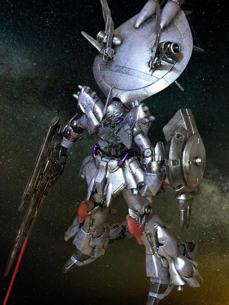 ミキシングの元機体はhgのシナンジュに、ボディーをガンダムナドレ、頭上のファンネルコンテナ?をhgアイザックの偵察センサーをミキシングしています。