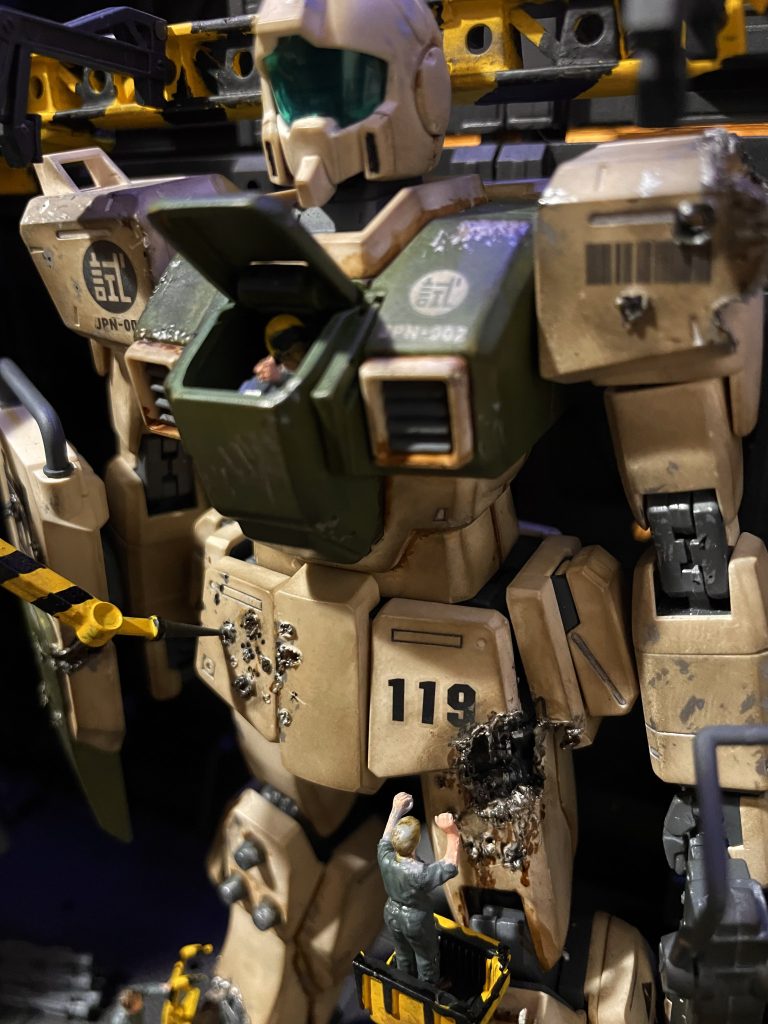 パイロットの人、わかりにくいですが親指たててグッ👍ってやってますが、相当狭いはずですコクピット。1/72フィギュアだもん。死なずに帰ってきたぜ！って事なのか、コクピットに体が入ったぜ！って事なのかわからないけど、ねじ込むために足切ってごめんね。今回、ダメージ加工は初めてだったんですが、左足の感じは自分なりに上手くいったんですが、肩と右足の銃痕は穴開けました感がでて失敗しました。