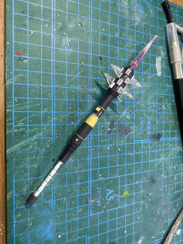 チュチュの設定画に釘バットを持つ描写があったのでこれは作らねばと考えて、ジャイアントバズーカを元に作成しました。ビーム刃をアクリル板から削り出すのが中々大変でした。