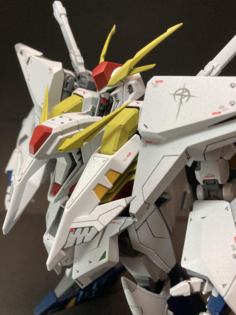 劇場公開から年単位で探し回った日々も今や良い思い出です。仕事休んで再販回ったりとかしても買えなかった子がついに…ッこのキットを組みたくてガンプラ再開して、この子のために工具とか、やれる事やりたい事考えていた模活期間でした。もうこれは恋、いや愛です愛!!