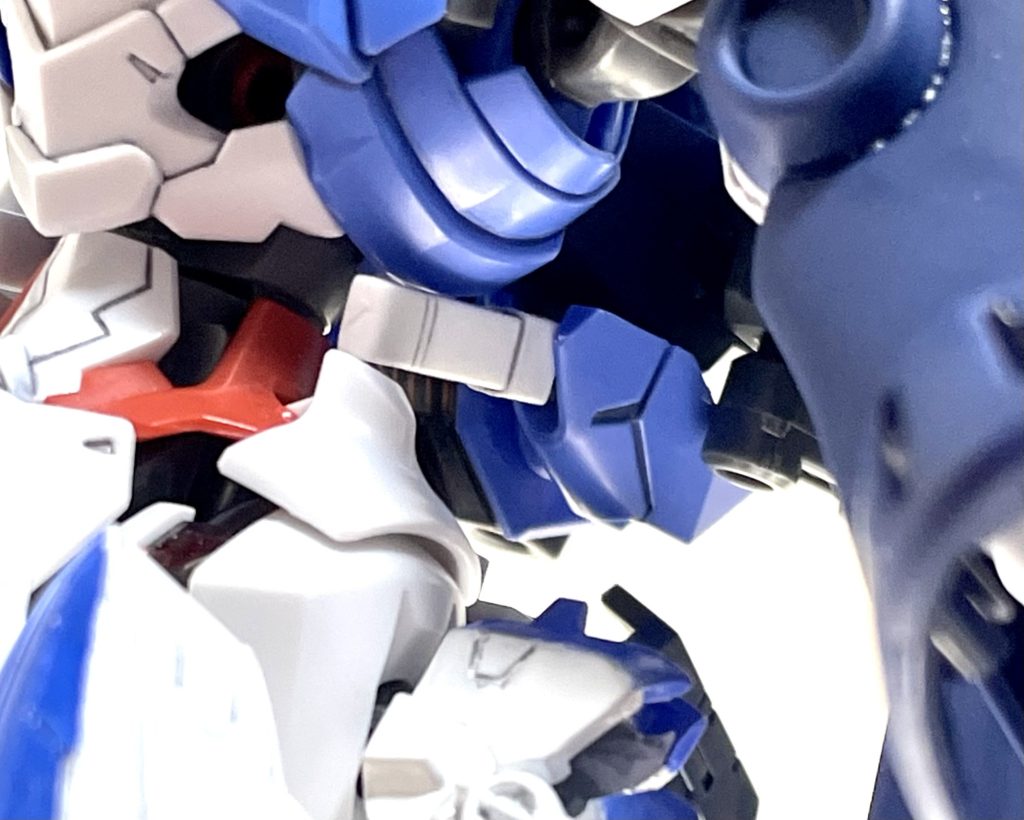 バックパックのポジションが水平に変更された事で、ビームサーベルのグリップが脇下に移動した。