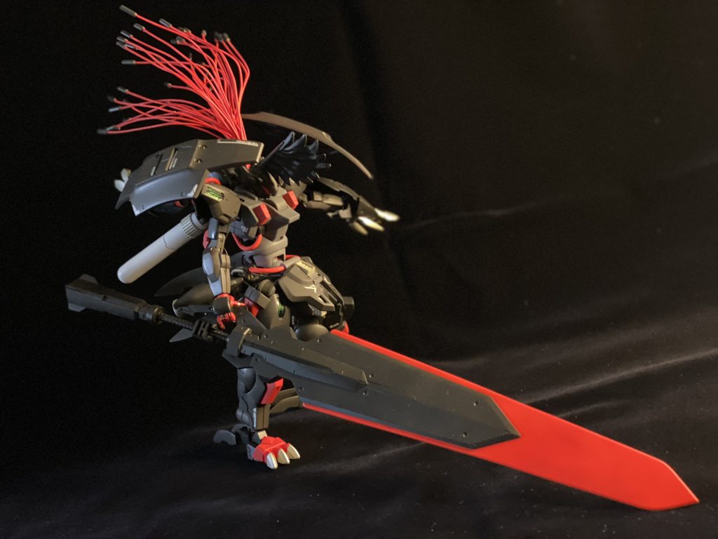 武装:ビームジャベリンは使用せず、ヘルムヴィーゲリンカーのヴァルキリアバスターソードを加工し、超大型ビームバスタードソードとした。ヴァルキリアバスターソードの接着面を1mm削って隙間を作り、プラ板でビーム刃を作成。