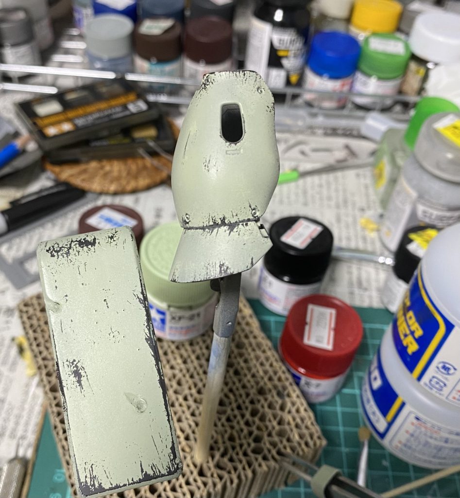 チッピングはドムザク両方ともヘアスプレー技法を使っています。配備時期的にザクの方は激しめに