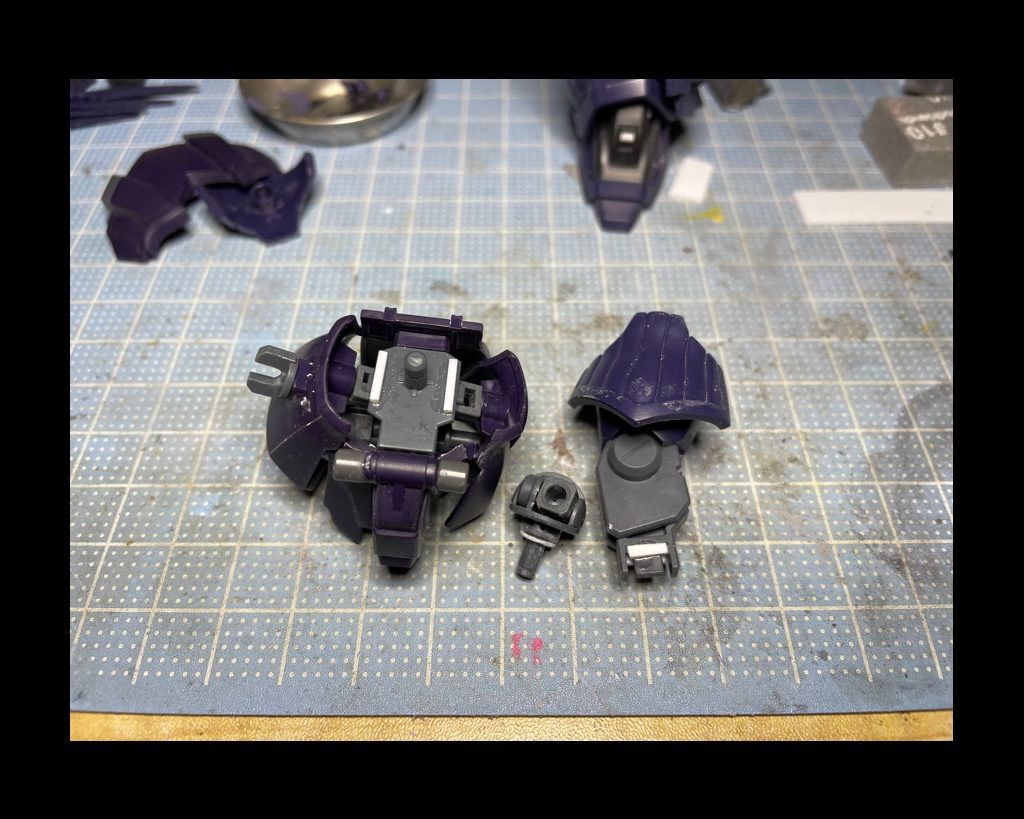 足の付け根のパーツに0.5ミリのプラ板膝のジョイントに1.5ミリのプラ板腰回りに1ミリプラ棒各パーツに挟んで3ミリ身長を伸ばしました。