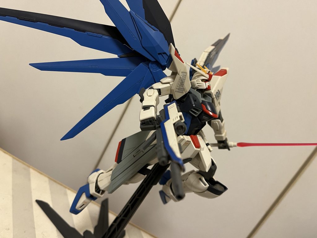 まあ、股関節のボールジョイントが時代を感じる要因ですwいかに前後の足の動きでポージングするかがキモですね。ボールジョイントは開脚の動きで無理するとすぐ折れますからね、、