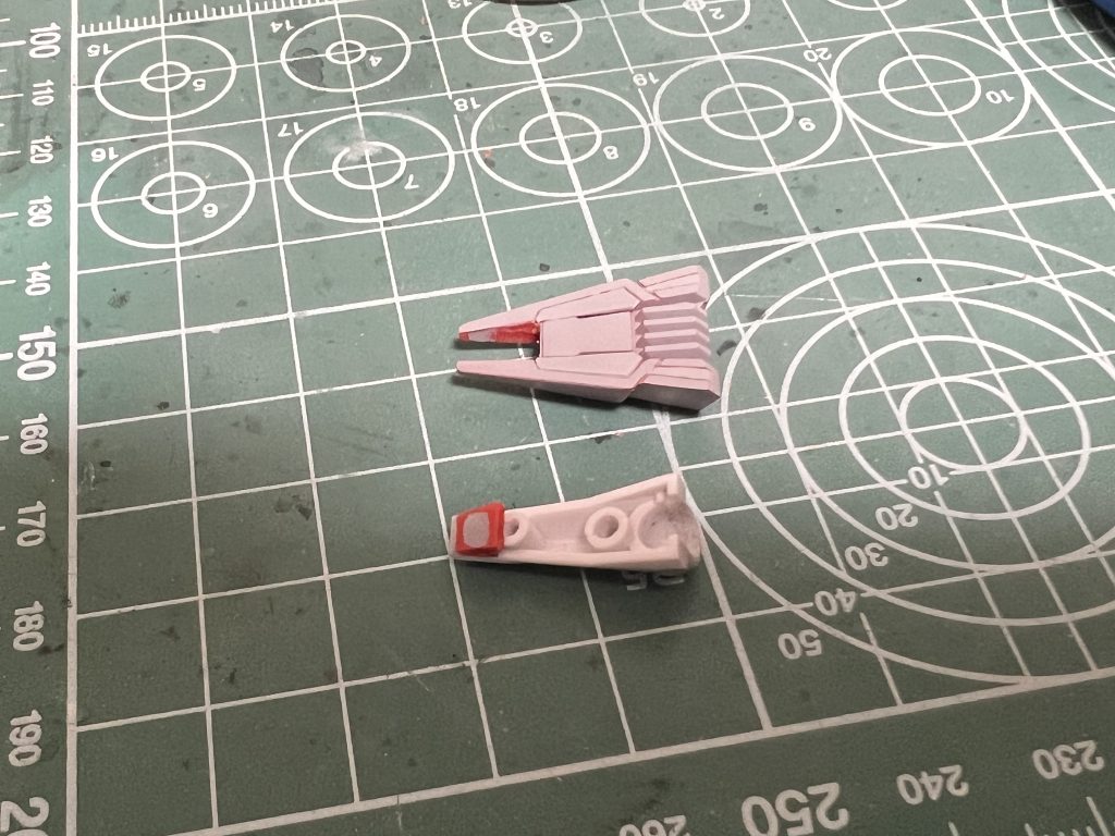 足の裏はアニメを参考にして赤いパーツの一部を切り離し、白いパーツ側に接着しています。塗装もしやすくなるし、お手軽にやれます。