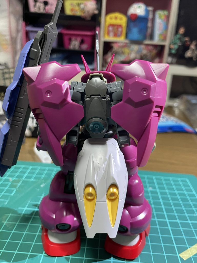  背中。肩アーマは初めて見た時からこれは背中に付けるものだな！ってピーンときました。ボディービルダーの人が背筋見てフゥ〜♪ってなる気持ちが初めてガンプラで分かりました笑笑眺め良く無いですか？笑