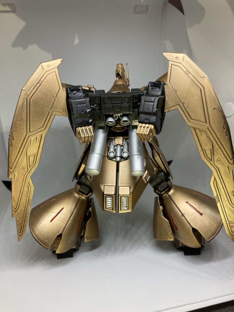 背部はファンネルを無くし、大型翼型バインダーにしました。